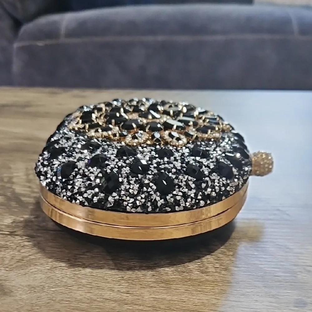 Elegant Black and Gold Crossbody Bag with Ornate Frame - Picture 7 of 11